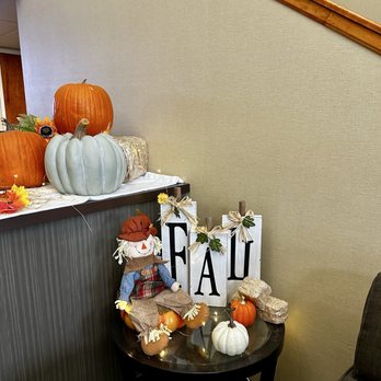 Best Western Liberty Inn - Lobby decor for fall - Hotels Near Me - Lebec, California