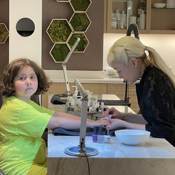 Rah Beauty Bar - Blow Dry/Out Services Near Me - Stateline, Nevada