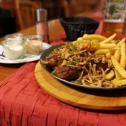 Altes Rathaus Rust - Gute Portion, aber lasch gewürzt: Cevapcici-Pfanne mit Pommes und Grillsaucen