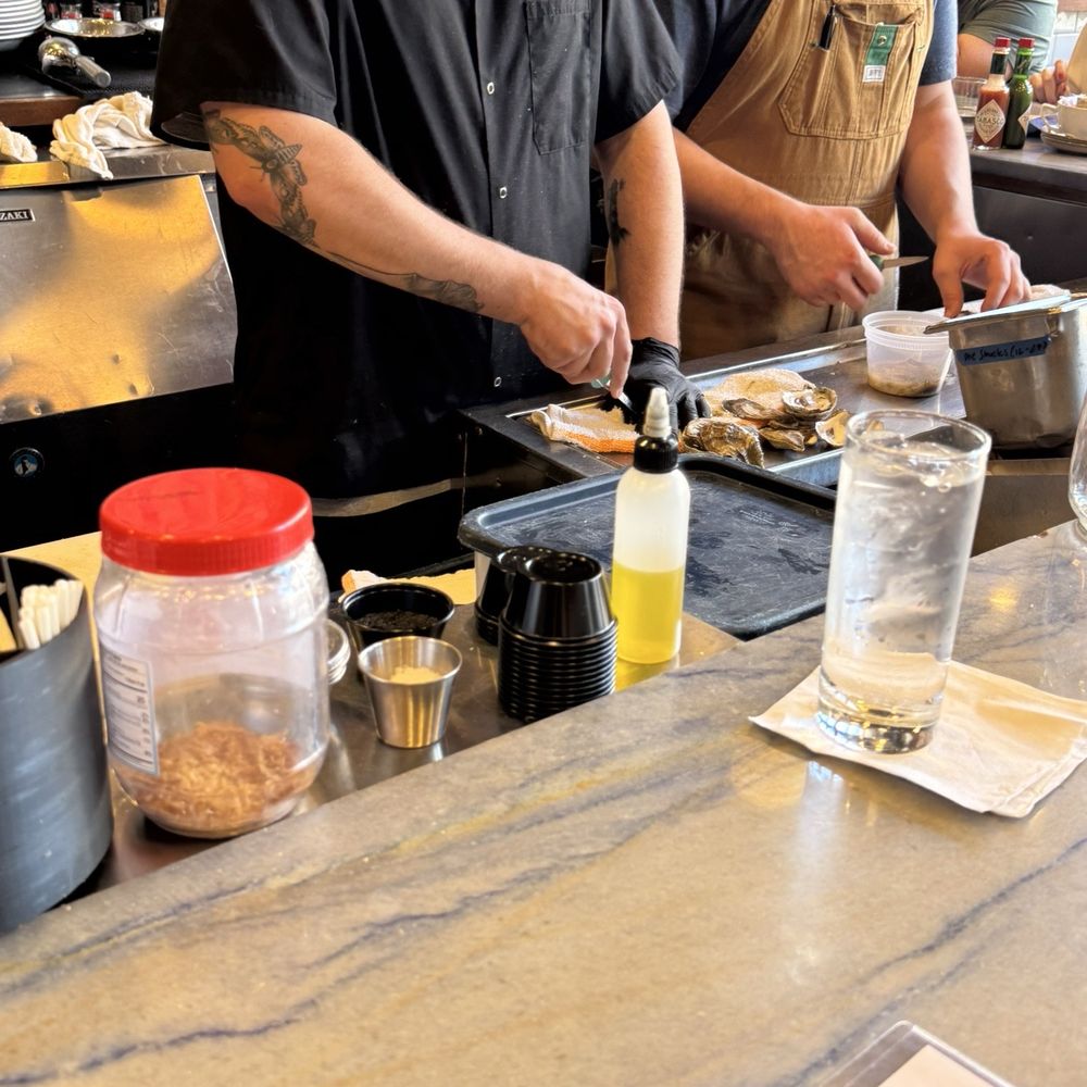Pearlz - Shucking oysters - Seafood Near Me - Charleston, South Carolina Pearlz - Shucking oysters - Seafood Near Me - Charleston, South Carolina
