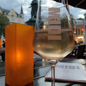 Midi Gastro Concept - ... ein Glas "Blanc de Noir" unter dem alten Beethoven ... - German Near Me - Bonn, NW Midi Gastro Concept - ... ein Glas "Blanc de Noir" unter dem alten Beethoven ... - German Near Me - Bonn, NW