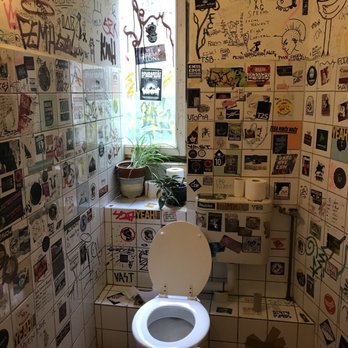 Yoyo Foodworld - Sticker toilet. Despite the first appearance all were clean and well supplied - Vegan Near Me - Berlin, BE