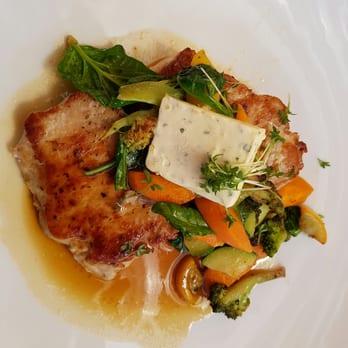 Essl - Kotlett vom Tullnerfelder Schwein. gegrillt. frisches Gemüse. Steakhouse-Pommes. Kräuterbutter - Austrian Near Me - Rossatz, 3
