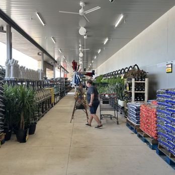 H-E-B - The gardening area - Grocery Near Me - Georgetown, Texas