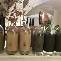 favorite kamer - Water bottles in leather sleeve. Brooklyn hipster in Salzburg Altstadt.