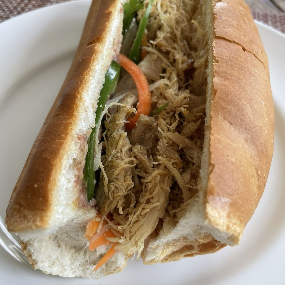 Bánh mì thịt gà (chicken) Bánh mì thịt gà (chicken)