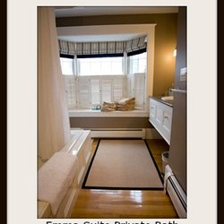 Fort Hill Bed & Breakfast - Fort Hill Bed and Breakfast: Emma Suite bathroom with tub/shower