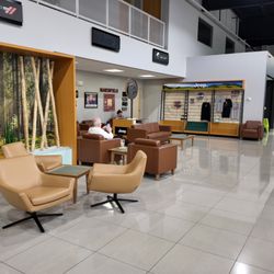 Quirk Chrysler Dodge Jeep Ram - Quirk Chrysler Dodge Jeep Ram's service waiting room.