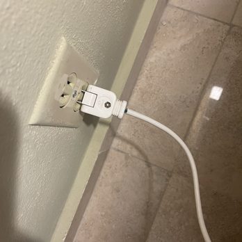 Mayan Palace - Mold, cracked showers, outdated power outlets, dirty light switches, construction leftovers/paint chips in our yard.... - Hotels Near Me - Playa del Carmen, ROO