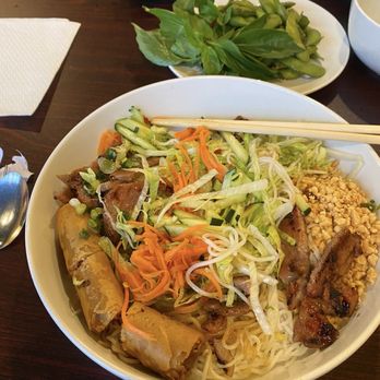 Mama Hong's Pho & Bistro - Spring rolls and pork Bun - Vietnamese Near Me - Mustang, Oklahoma