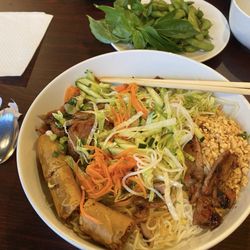 Mama Hong's Pho & Bistro - Spring rolls and pork Bun