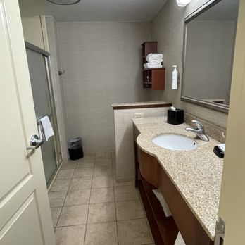 Hampton Inn & Suites Paducah - Bathroom - Hotels Near Me - Paducah, Kentucky Hampton Inn & Suites Paducah - Bathroom - Hotels Near Me - Paducah, Kentucky