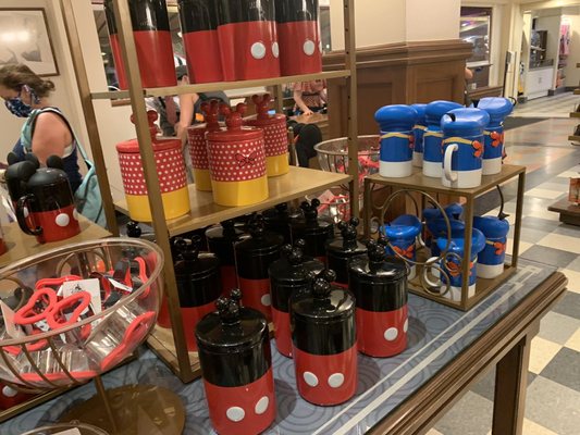 Mickey's of Hollywood by null