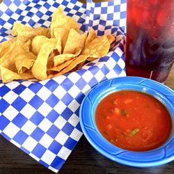 Chips, salsa, jamaica
