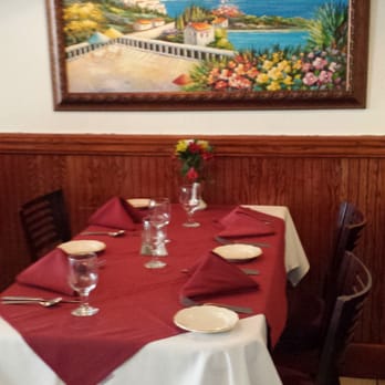 Fratelli - Typical table at Fratelli's. - Italian Near Me - Alexandria, Virginia