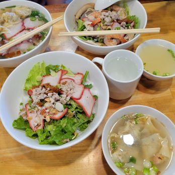 Hue Ky Mi Gia - Hu tieu hoanh thanh xa xiu dry and mi hoanh thanh xa xiu with soup - Noodles Near Me - Westminster, California