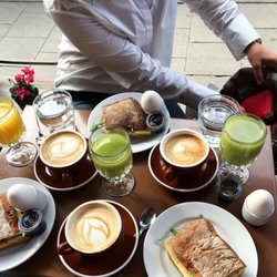 Mellqvist - Grön juice från Loviseberg, ostmacka, ägg och havrecortado. 115:-