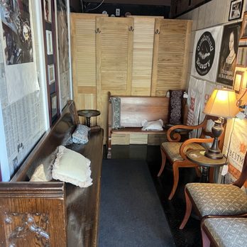 Pints & Union - Cozy nook area to the right upon entry - Pubs Near Me - Louisville, Kentucky Pints & Union - Cozy nook area to the right upon entry - Pubs Near Me - Louisville, Kentucky