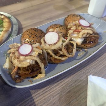 Moku Kitchen - Sliders - Cocktail Bars Near Me - Honolulu, Hawaii