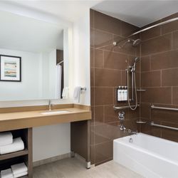 Hyatt House Naples/5th Avenue - Bathroom