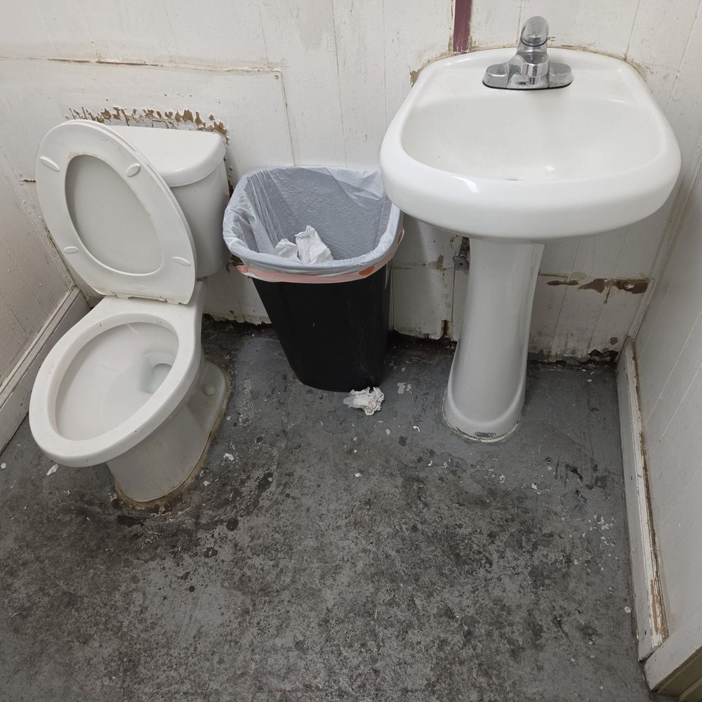 Entertainment Center - Filthy filthy bathroom no paper towels in the bathroom - Adult Shops Near Me - Tampa Bay, Florida