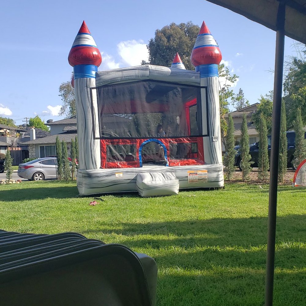 Area Jumpers - Jumpy house, perfect for our under 10 year olds with a basketball and hoop. - Bounce House Rentals Near Me - San Jose, California