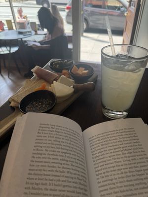 Liz's Book Bar by null