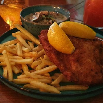 Jolie - Schnitzel mit Pilzrahmsauce und Pommes - German Near Me - Hamburg, HH