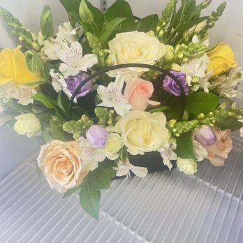 Mireyas flowers Shop - Bag of mix flowers - Florists Near Me - Gardena, California Mireyas flowers Shop - Bag of mix flowers - Florists Near Me - Gardena, California