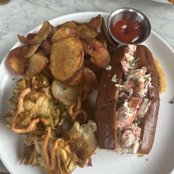 Mignonette - Lobster roll, potato chips, artichokes - New American Near Me - Miami, Florida