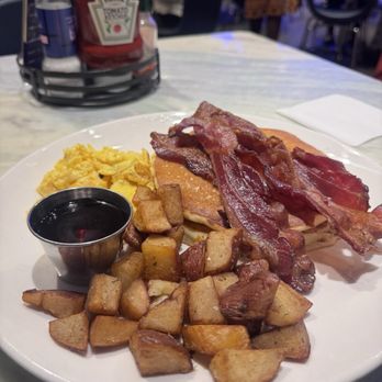 Café Hollywood at Planet Hollywood Resort & Casino - American Near Me - Las Vegas, Nevada
