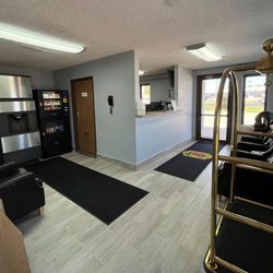 Super 8 by Wyndham Emporia - Lobby