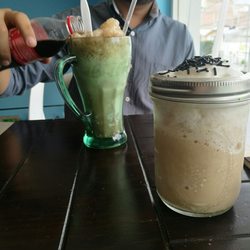 Cafeína Geek-Café-Store - Frappe y bebida de coca-cola con nieve