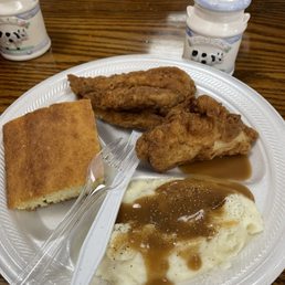 Fried chicken with mashed potatoes and brown gravy Fried chicken with mashed potatoes and brown gravy