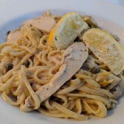 Piccata di pollo al limone cremoso
Creamy lemon chicken piccata.