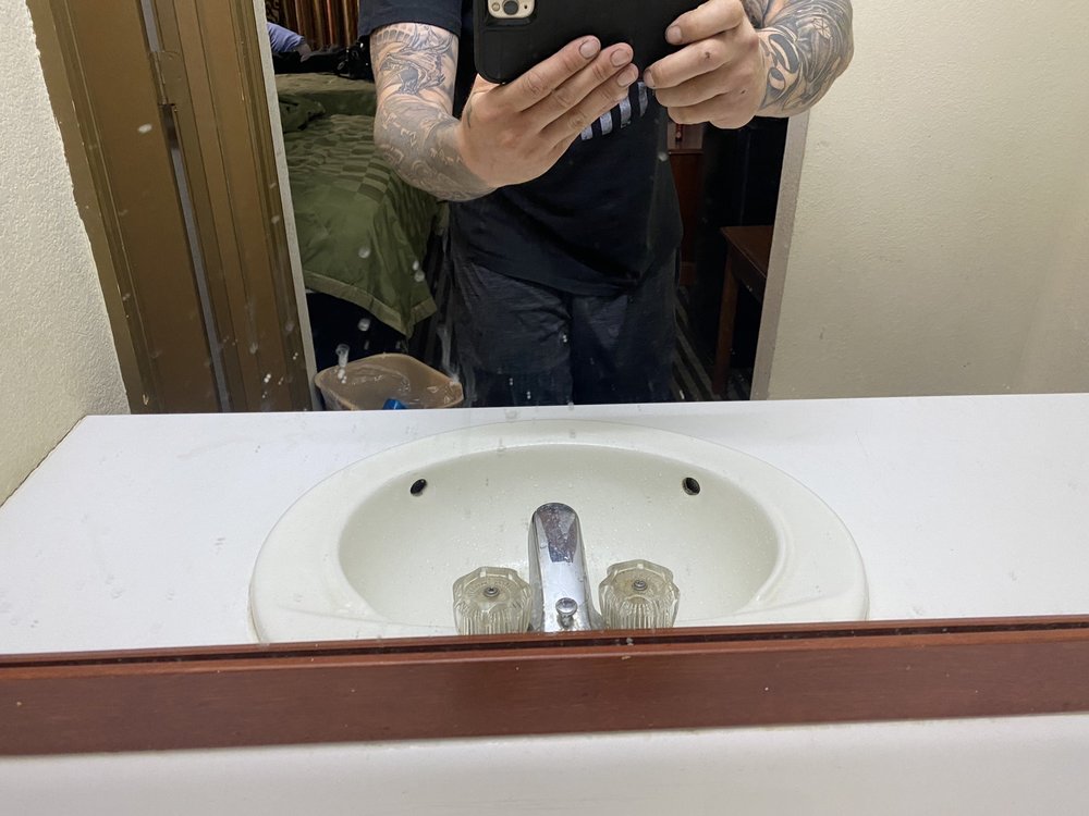 RED OAK INN Updated October 2024 17 Photos 1575 W 4th St