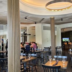 Taverne on Woodlake - Inside view