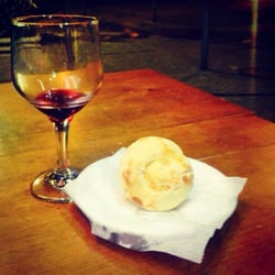 Bar 420 - Vinho e uma empada de frango com azeitonas. Wine and a chicken and olive pie go down well after work.
