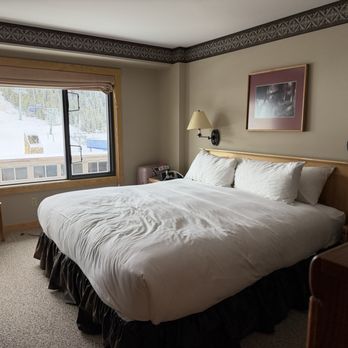 Shoshone Condominium Hotel - Bedroom - Hotels Near Me - Big Sky, Montana Shoshone Condominium Hotel - Bedroom - Hotels Near Me - Big Sky, Montana