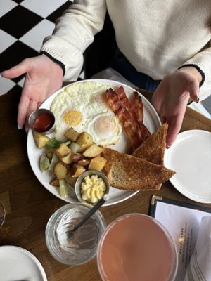 Nettie's Tavern by null