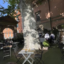 Osteria Bartolini - The garden terrace under the tree