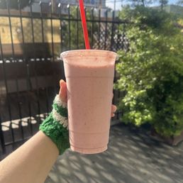 strawberry banana mango smoothie