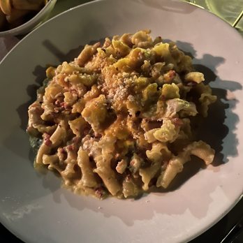 Yard House - Mac Cheese - Bars Near Me - Long Beach, California