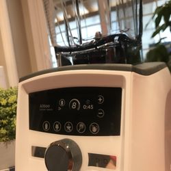 Williams-Sonoma - Digital now... ok vitamix!!! They movin' up and up!