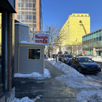 Henrys Diner - Diners Near Me - Burlington, Vermont