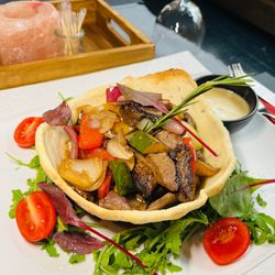 Le Château de Dracula - Vald Tepes Plate
Carne de vitel la tigaie cu legume, garnitura, salata, sos
Steak de bœuf poêlé, cèpes champignons, garniture, sauce