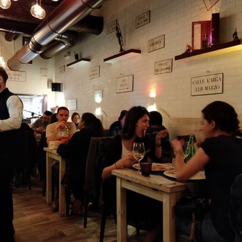 A Le Tole - Front of the restaurant. There's a good live musician playing behind the waiter -- at the perfect volume (not too loud, not too soft). - Pizza Near Me - Venezia, VE