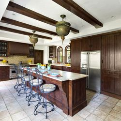 Sandra Waibel - eXp Realty - The cheeriest eat in kitchen you will ever see.