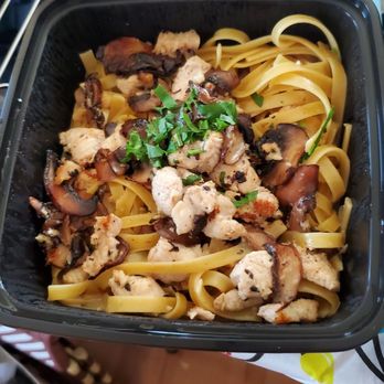 California Pizza Kitchen - Garlic cream fettuccine with chicken and mushrooms - Pizza Near Me - Aiea, Hawaii