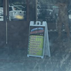 oceanside smoke shop - Advertising a discount they are not offering .